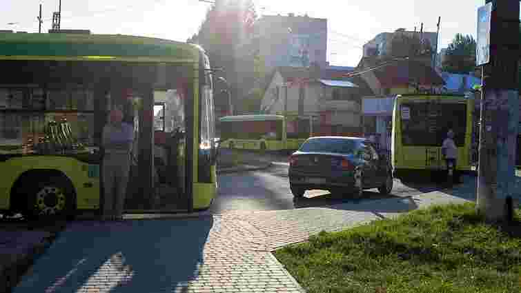 У Львові заборонили в'їзд автомобілів на тролейбусне кільце на вул. Грінченка
