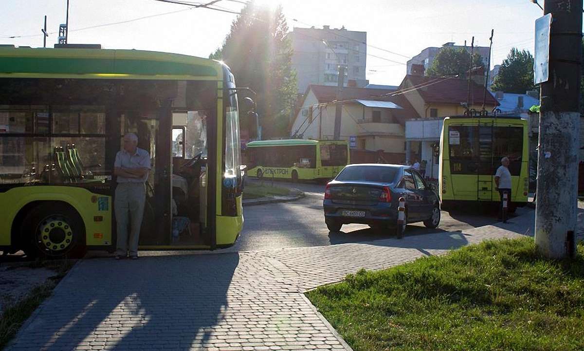 У Львові заборонили в'їзд автомобілів на тролейбусне кільце на вул. Грінченка