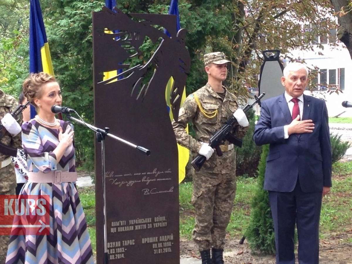 В Івано-Франківському університеті нафти й газу відкрили пам’ятник полеглим в АТО студентам