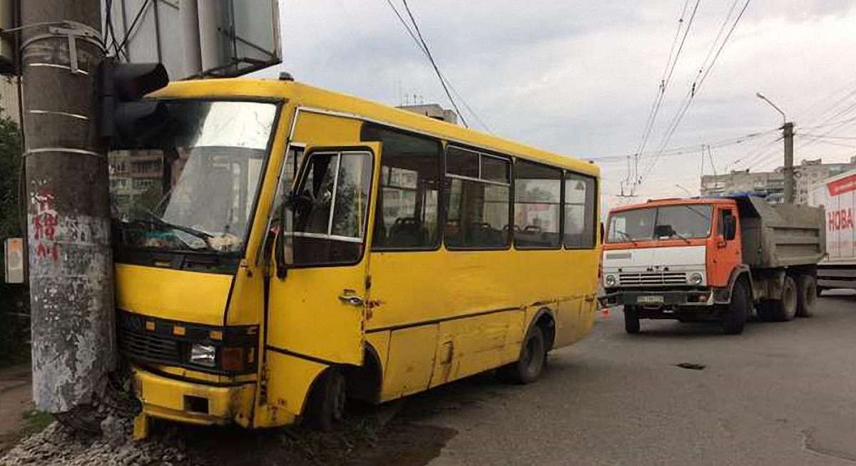На перехресті Миколайчука – Мазепи маршрутка в'їхала у стовп