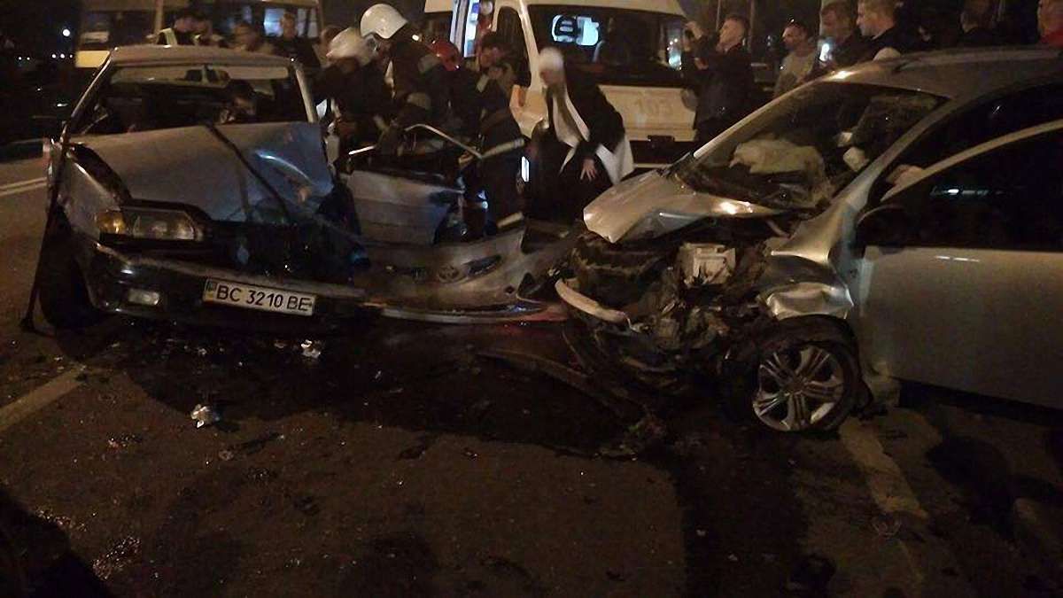 Після ДТП у Львові водія з автомобіля вирізали рятувальники