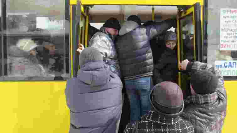У Тернополі жінка випала з переповненого рейсового автобуса під час руху

