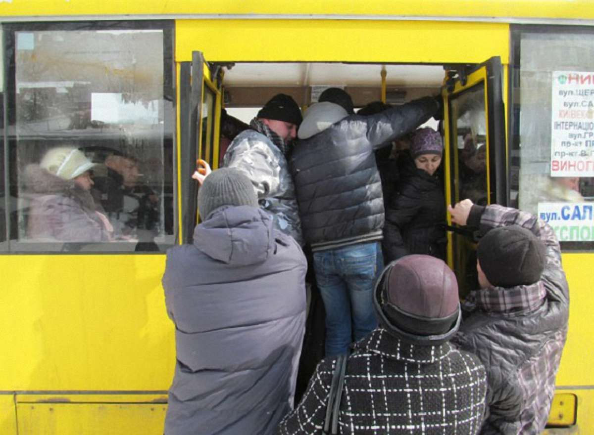 У Тернополі жінка випала з переповненого рейсового автобуса під час руху

