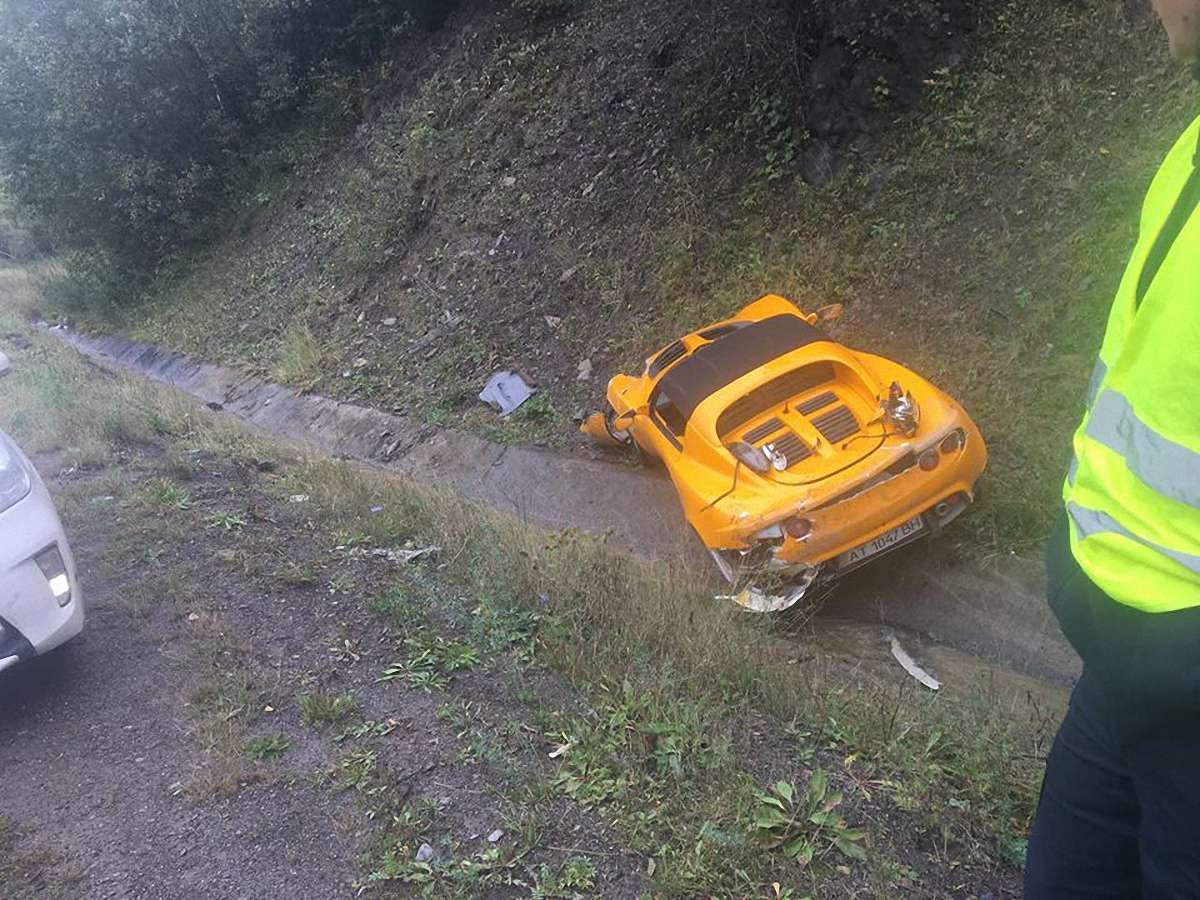 На трасі Київ-Чоп у ДТП потрапило спортивне авто вартістю ₴1,6 млн 