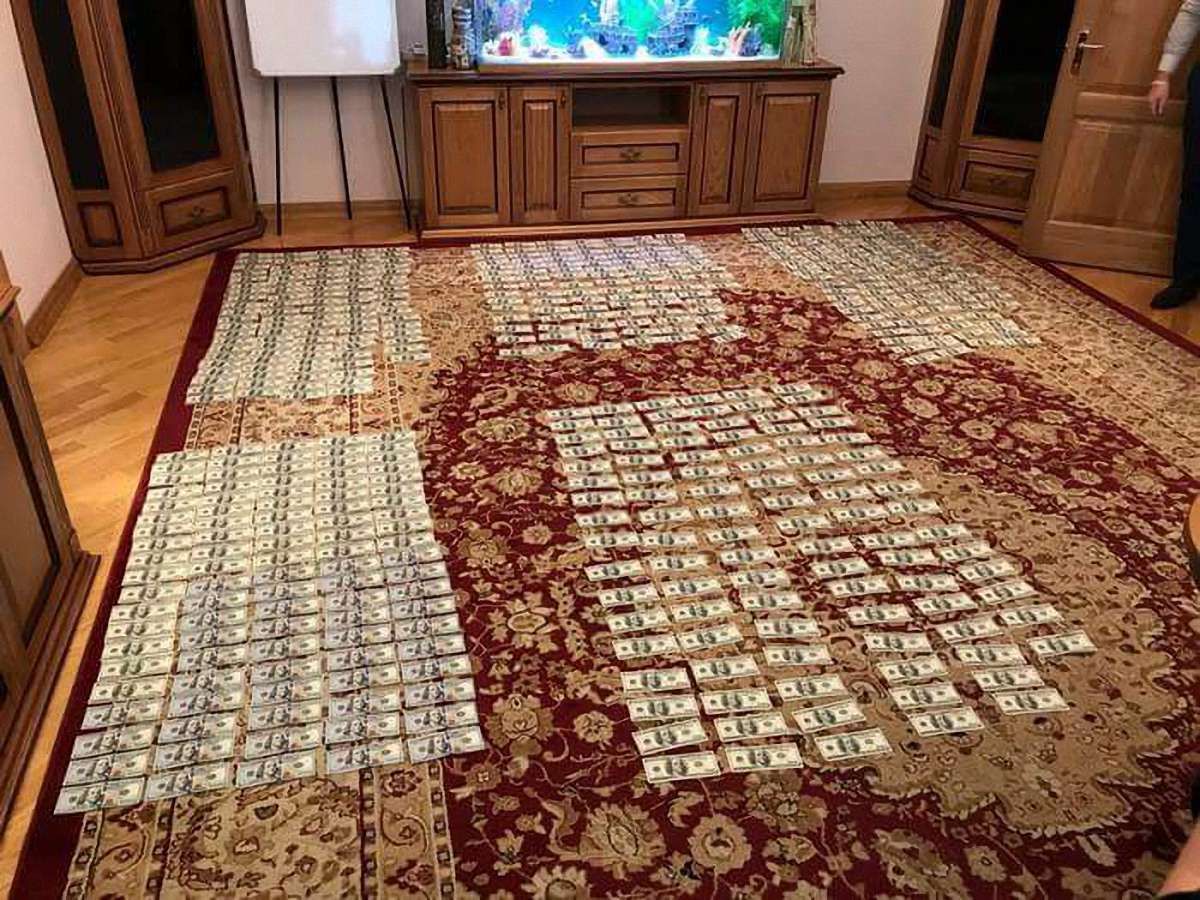 Двоє суддів з Дніпра спробували дати $300 тис. хабара керівнику САП Назару Холодницькому