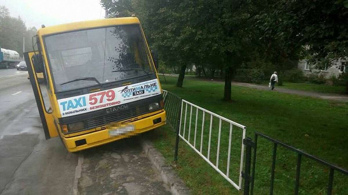 У Львові маршрутка №41 в’їхала в паркан
