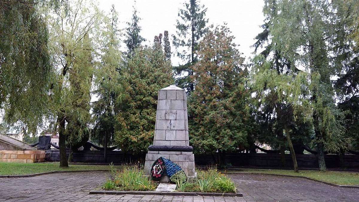 Вночі з львівського Пагорба Слави вкрали 50-кілограмовий бронзовий вінок