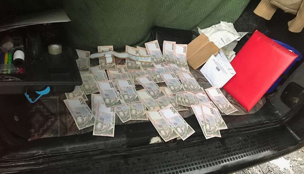 На Вінничині працівників кіберполіції затримали на хабарі у ₴50 тис.