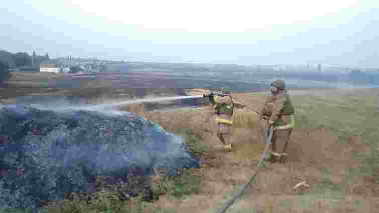 Рятувальники повністю загасили пожежу на складі боєприпасів під Маріуполем