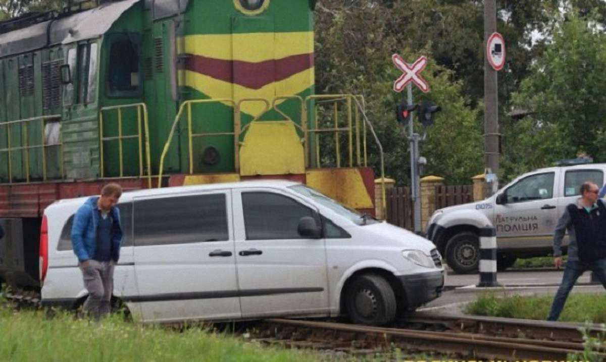У Луцьку тепловоз в'їхав у мікроавтобус