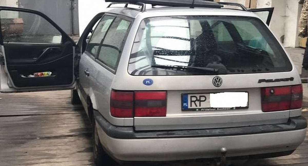 Львівські митники знайшли у паливному баку авто 470 пачок сигарет
