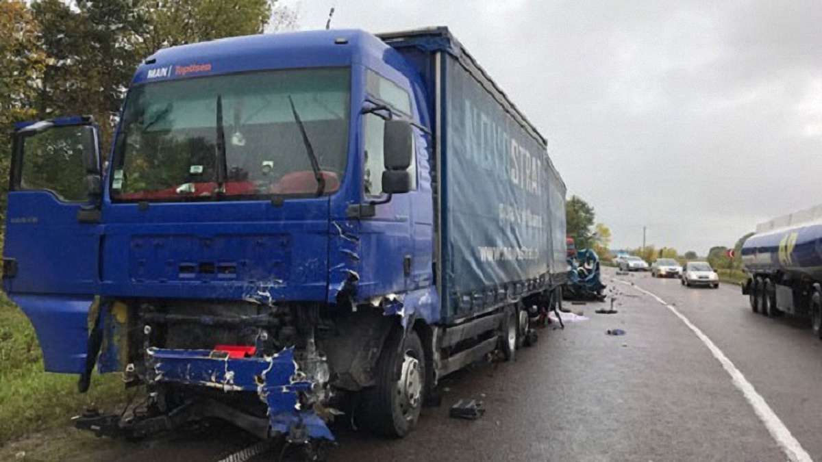 На Рівненщині внаслідок зіткнення легковика з вантажівкою загинуло подружжя з Києва