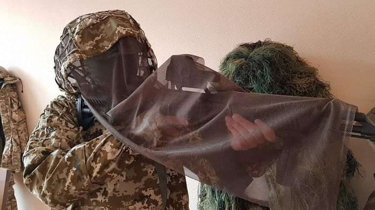 Для українських снайперів розробили новий маскувальний костюм