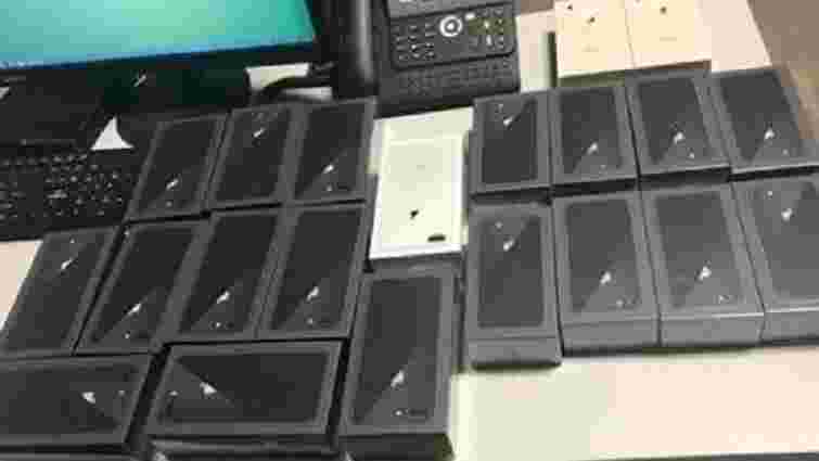 Митники вилучили 21 контрабандний iPhone 8 в аеропорту «Бориспіль»