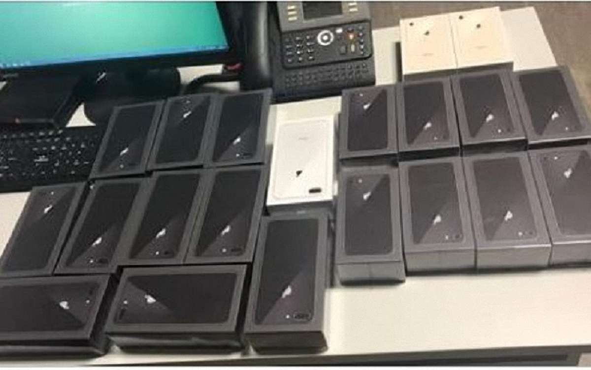 Митники вилучили 21 контрабандний iPhone 8 в аеропорту «Бориспіль»