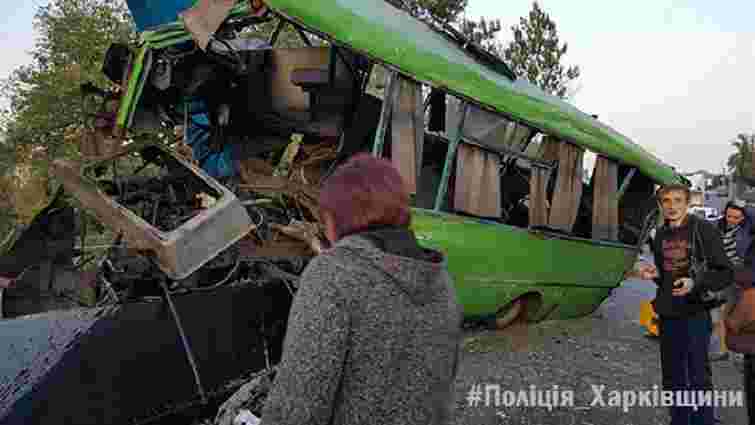 На Харківщині пасажирський автобус врізався в стовп, 23 людини постраждали