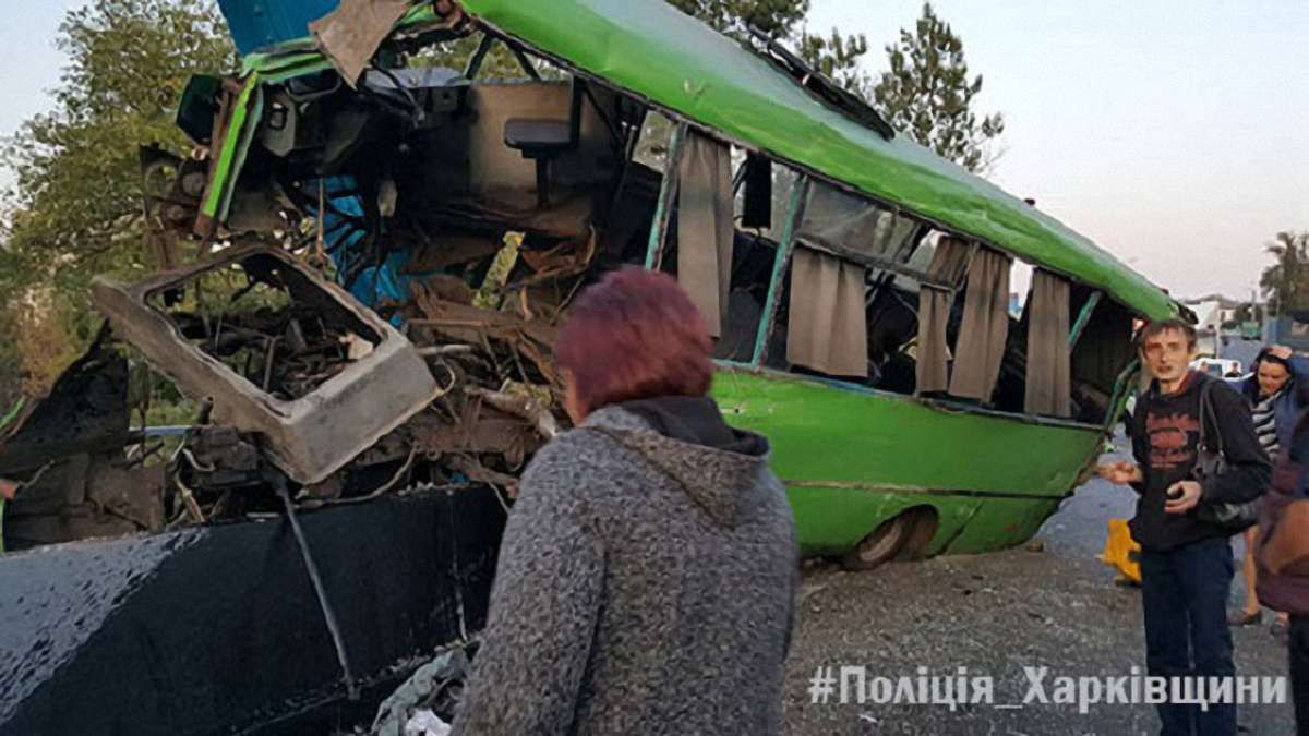 На Харківщині пасажирський автобус врізався в стовп, 23 людини постраждали