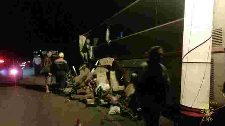 В Росії внаслідок зіткнення туристичного автобуса з вантажівкою загинули семеро людей