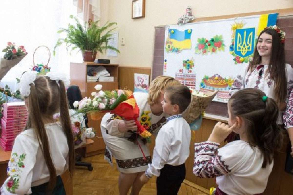 Львівські освітяни отримають грошові винагороди з нагоди професійного свята