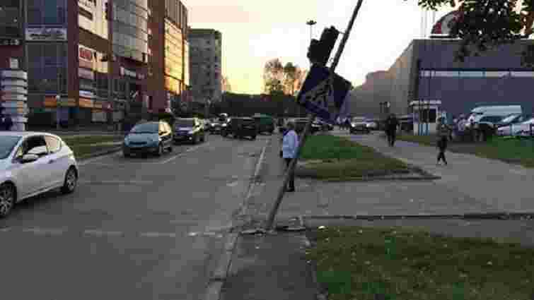 У Львові п’яний водій вчинив аварію та в’їхав у світлофор