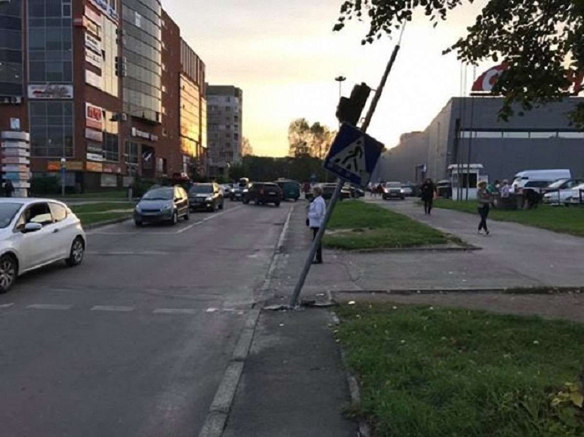 У Львові п’яний водій вчинив аварію та в’їхав у світлофор