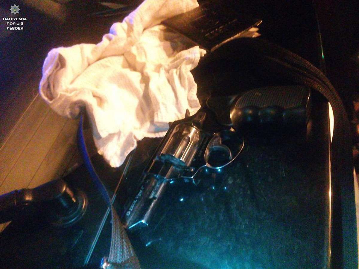 Біля львівського вокзалу між таксистами та озброєним харків’янином виник конфлікт