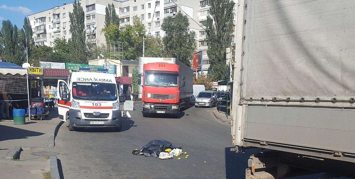 У Києві фура на смерть переїхала жінку