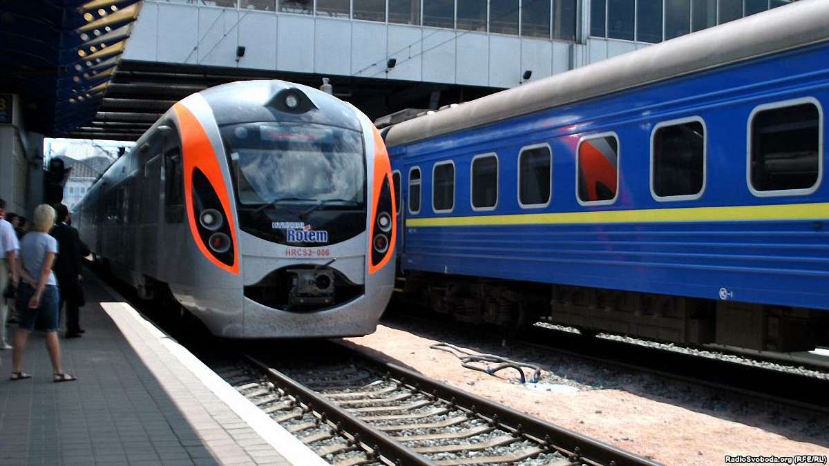 «Укрзалізниця» призначила додаткові поїзди на чотири маршрути
