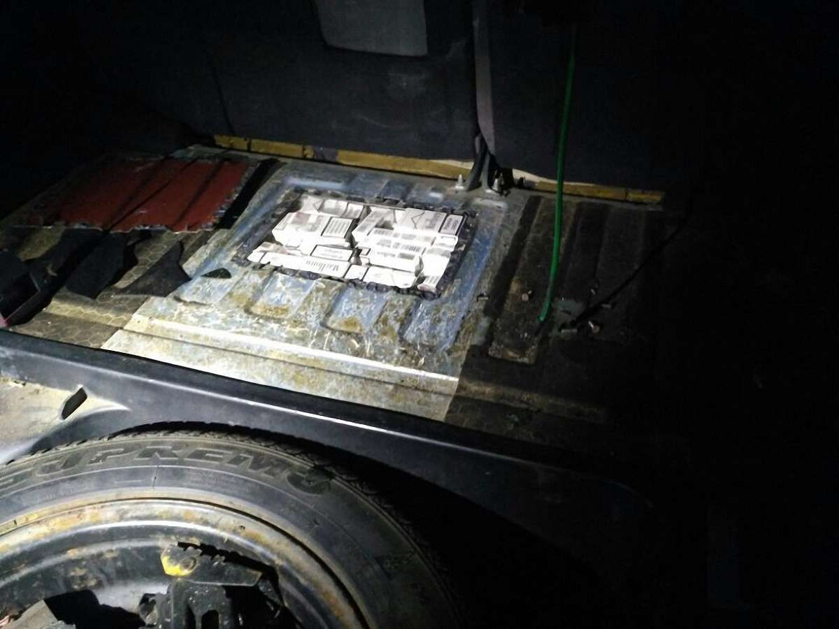 Майже 2 тис. пачок сигарет контрабандист сховав у паливному баку