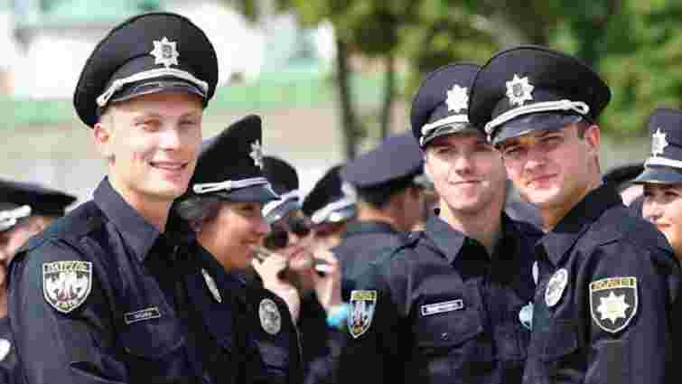 Українським поліцейським заборонили носити яскраві торби та парасольки