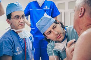 Американські хірурги вперше в Україні для лікування опіків використали лазер