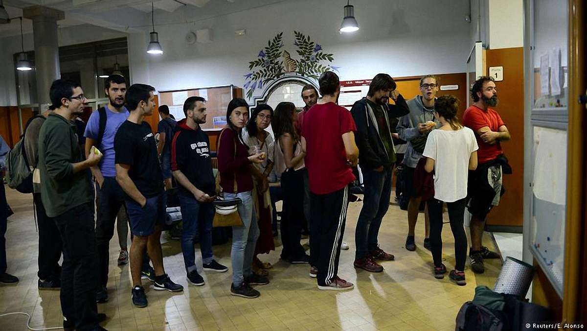 Каталонці почали збиратися на виборчих дільницях попри заборону іспанського уряду