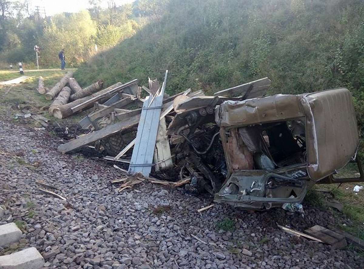 Внаслідок зіткнення поїзда та вантажівки на Львівщині постраждали троє людей