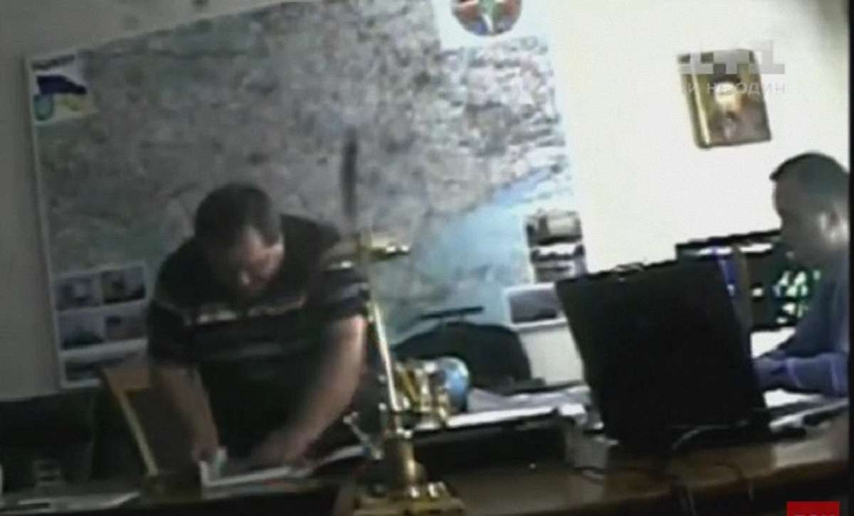 Опубліковано оперативне відео, як двоє суддів намагалися дати хабара Назарові Холодницькому