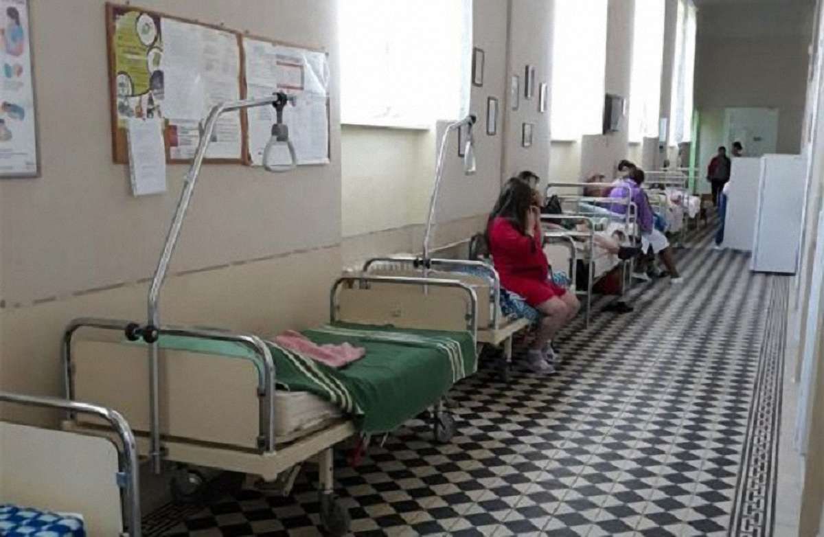 Завідувачу відділення пологового будинку оголосять догану за ліжка в коридорах