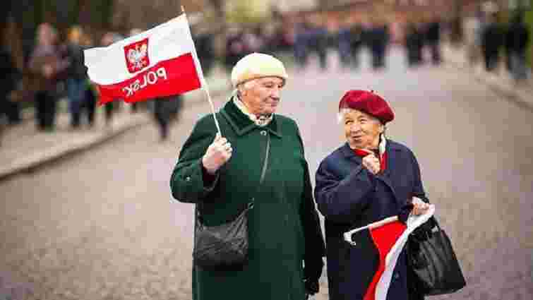 У Польщі офіційно знизили пенсійний вік