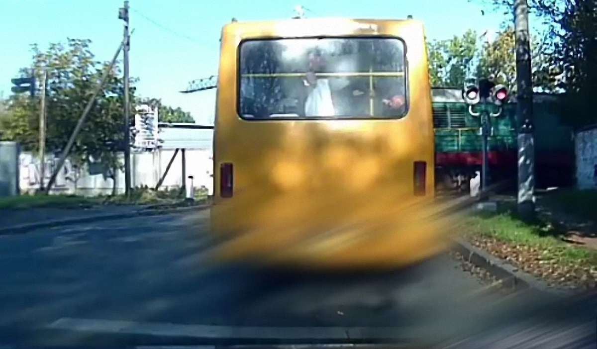 У Львові оштрафували водія маршрутки, який з порушеннями минав залізничний переїзд