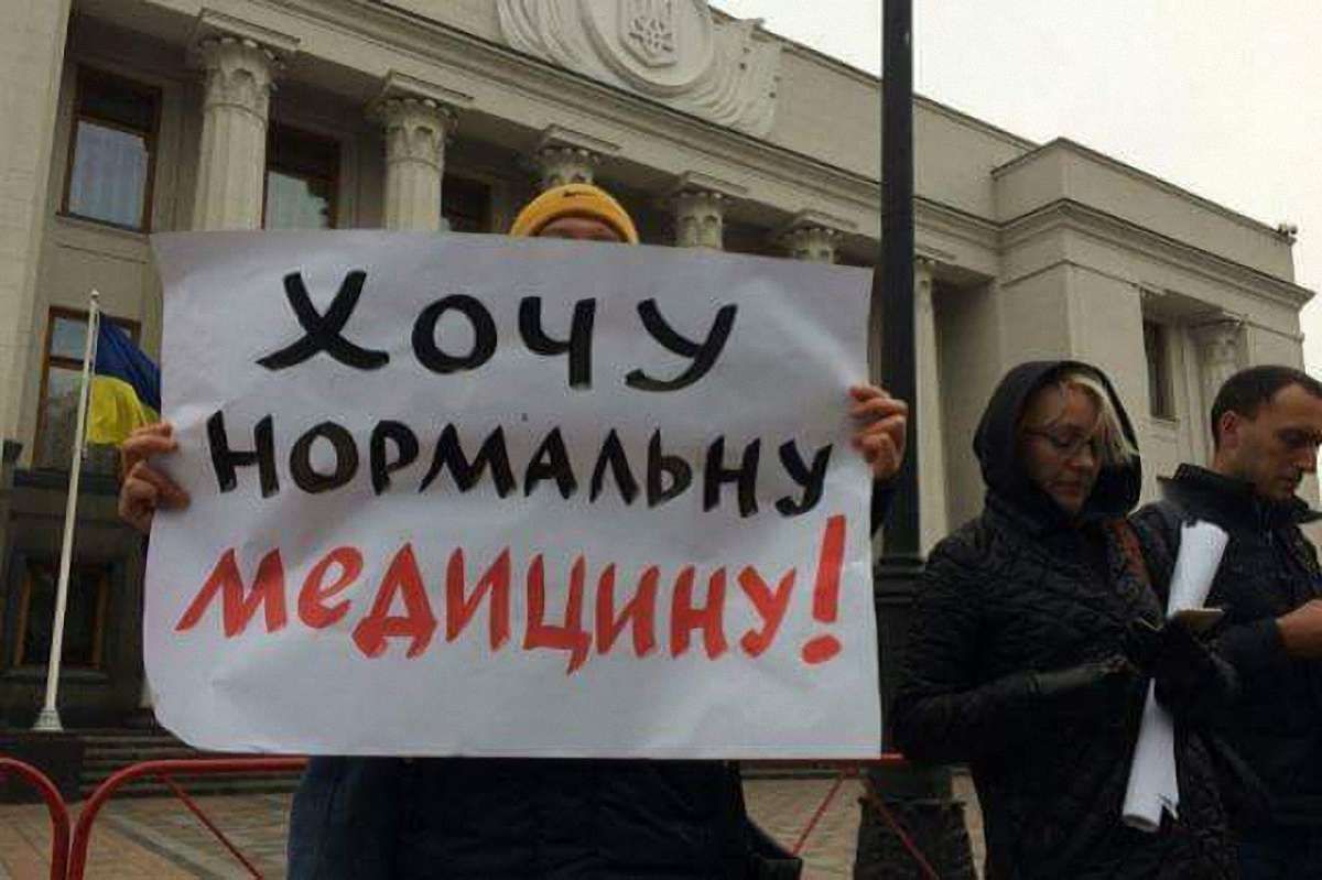 Лікар-педіатр зі Львова протягнув зубами авто «швидкої» на підтримку медреформи