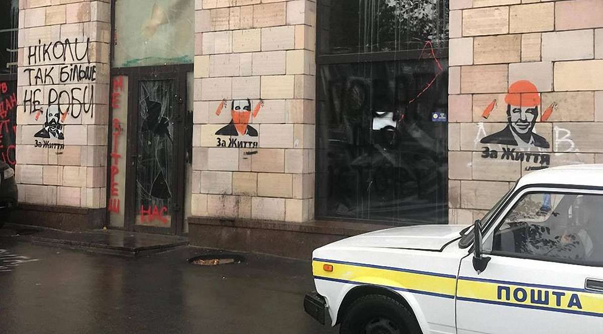 На місці знищених графіті Євромайдану з'явилися зображення Вадима Рабіновича