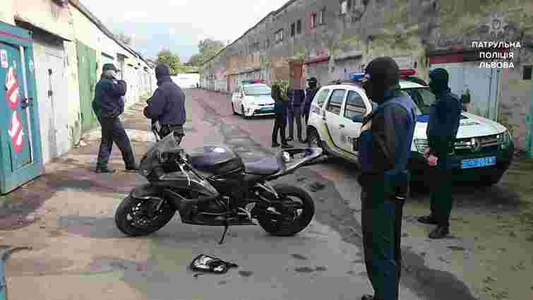 Львівська поліція затримала крадіїв мотоцикла за оголошенням в інтернеті