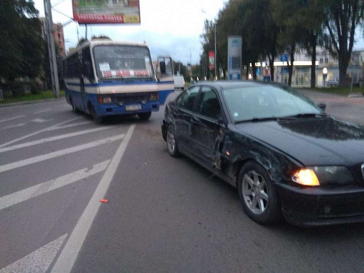 У Львові в ДТП потрапив міжміський автобус, який курсував не за маршрутом