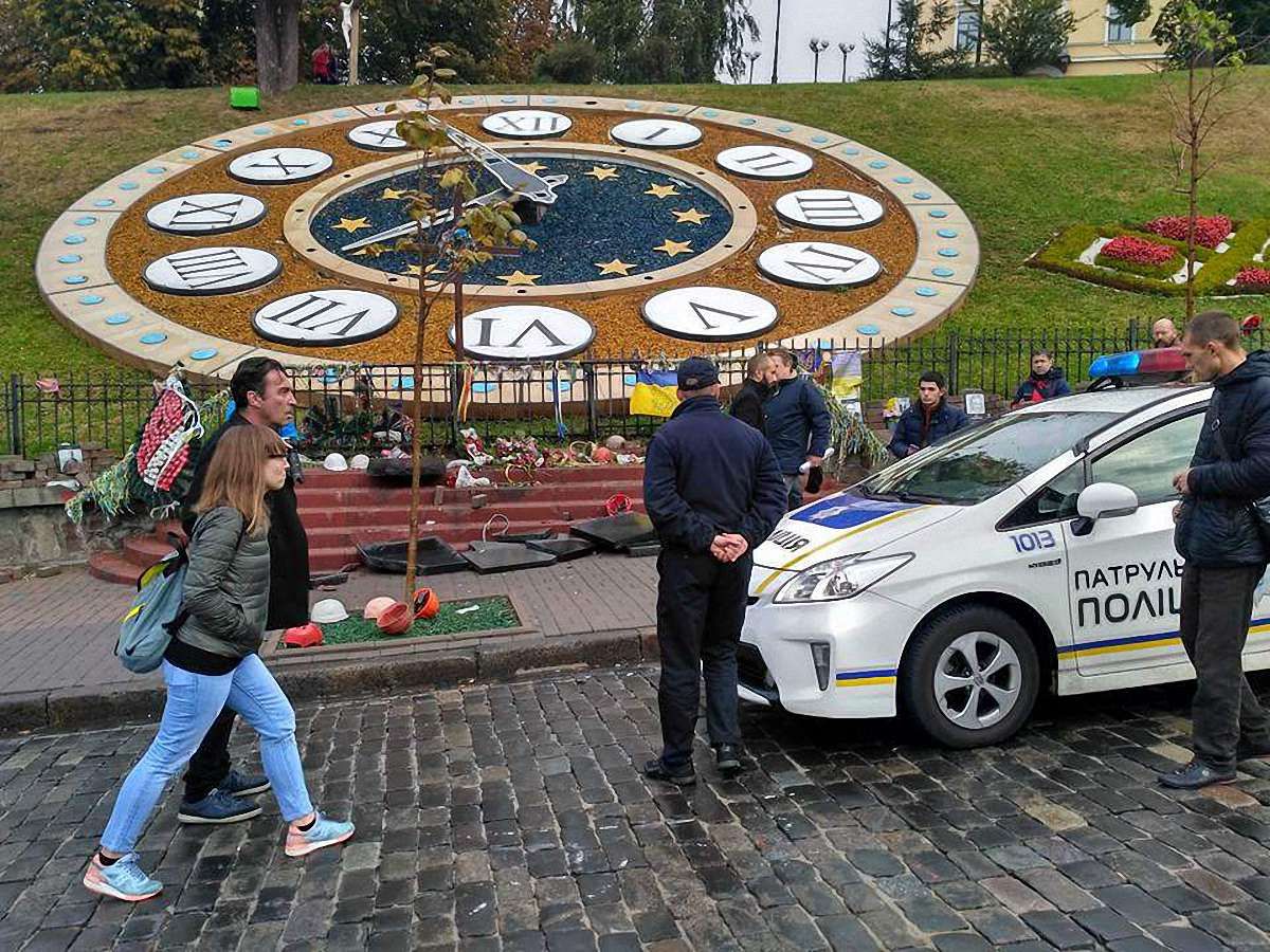 У Києві на Інститутській розбили пам'ятники героям Небесної сотні