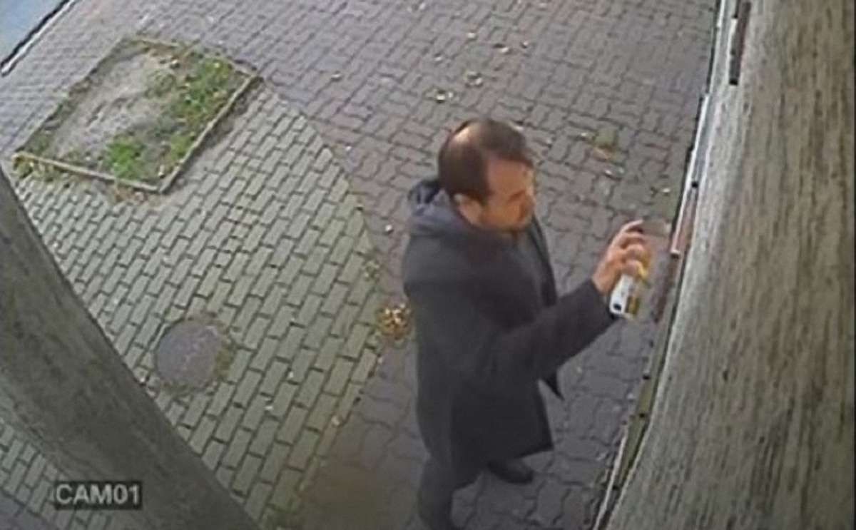 Поліція опублікувала фото чоловіка, який розмалював фарбою консульство України у Ряшеві