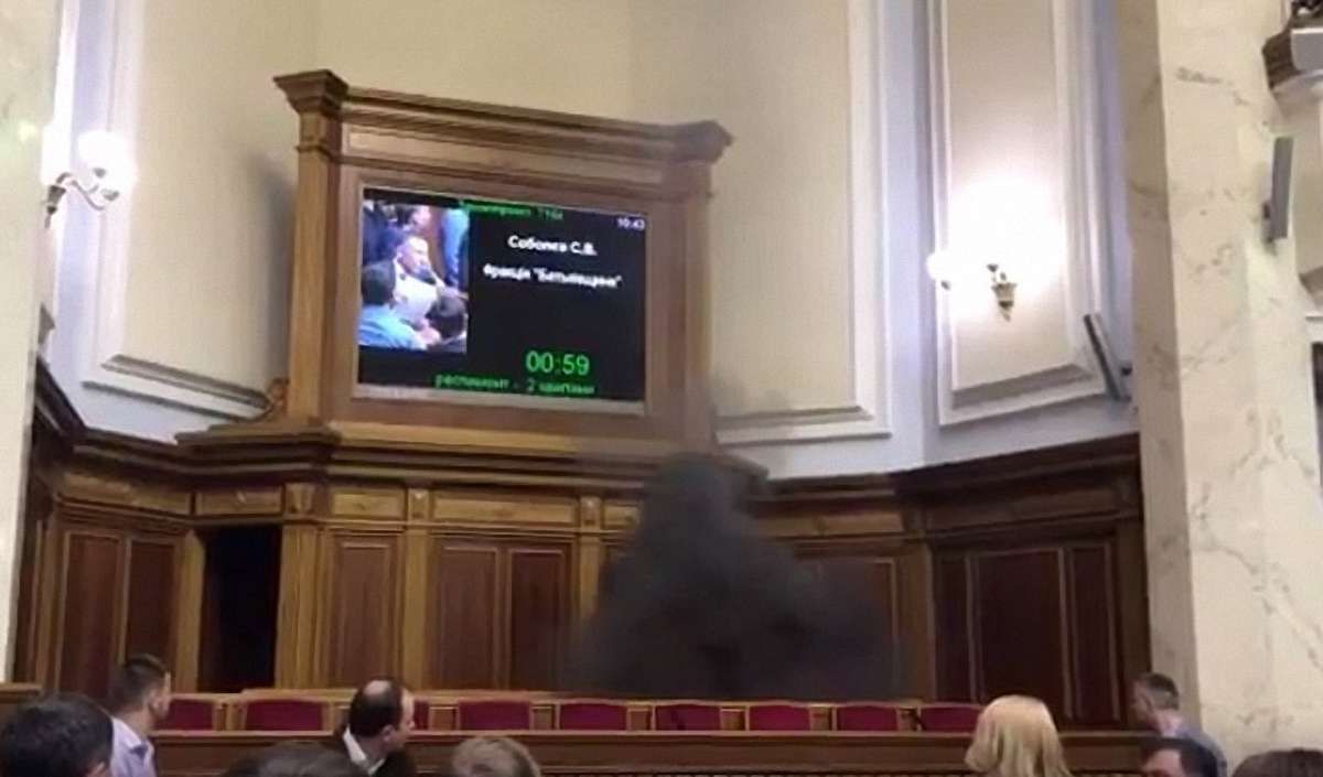 Нардеп Юрій Левченко запалив димову шашку у залі Верховної Ради