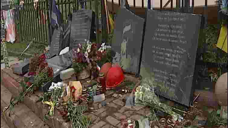 Чоловіка, який розбив меморіал Героям Небесної Сотні в Києві, заарештували на два місяці