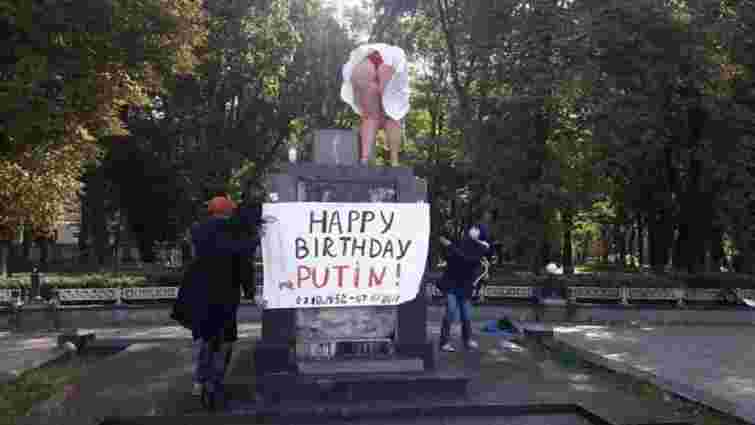 У центрі Києва оголена активістка Femen привітала Володимира Путіна з уродинами