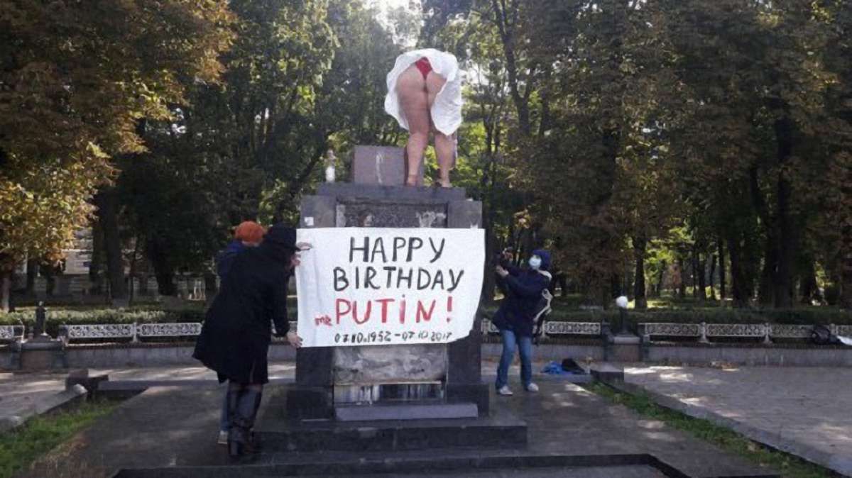У центрі Києва оголена активістка Femen привітала Володимира Путіна з уродинами