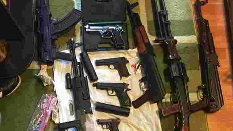Київські поліцейські виявили підпільний склад зброї