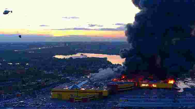 На околиці Москви спалахнув торговий центр: пожежу гасять вертольотами