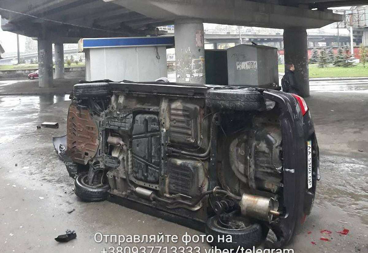 У Києві з мосту впав автомобіль з водієм і дитиною